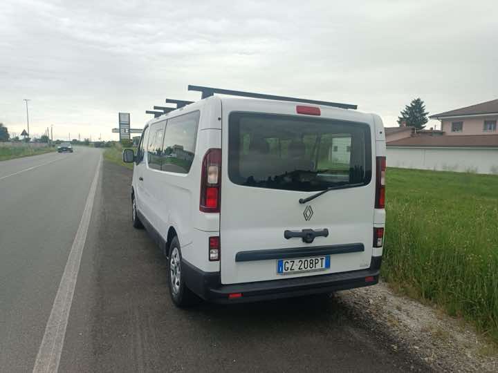 Furgone 9 posti bianco a noleggio