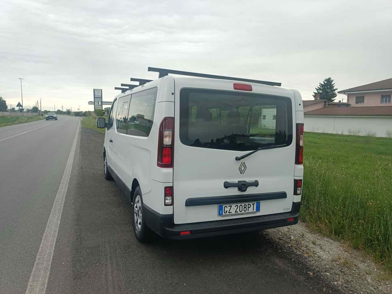 Furgone 9 posti bianco a noleggio