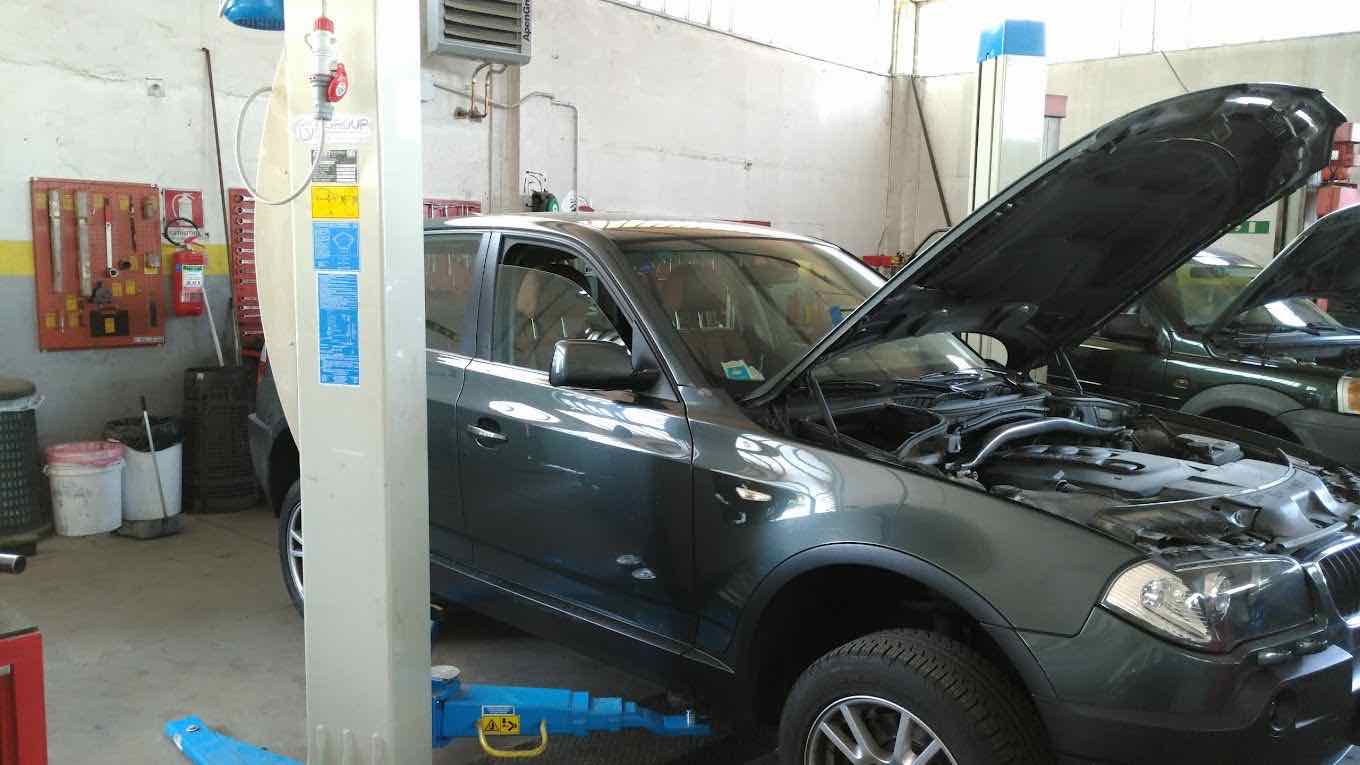 Auto sul ponte sollevatore nell’officina La Tecnica dell’Auto