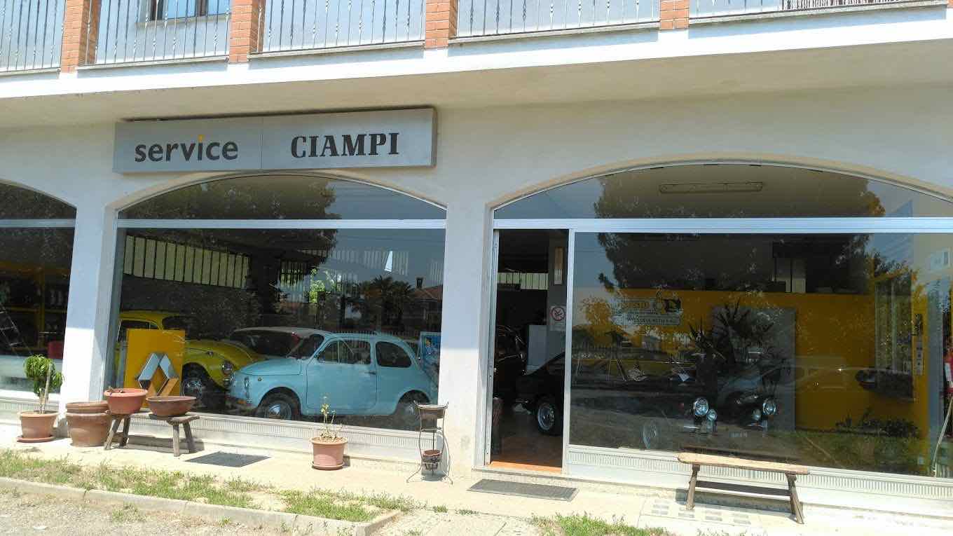 Le vetrine dell’officina La Tecnica dell’Auto su Strada Livorno