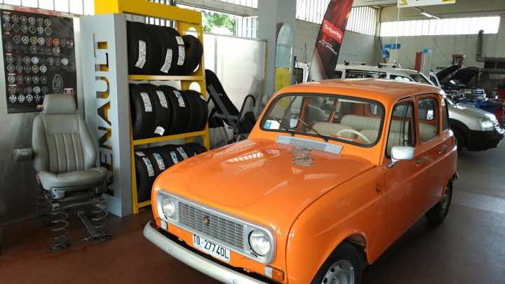 Auto d’epoca arancione nel salone
