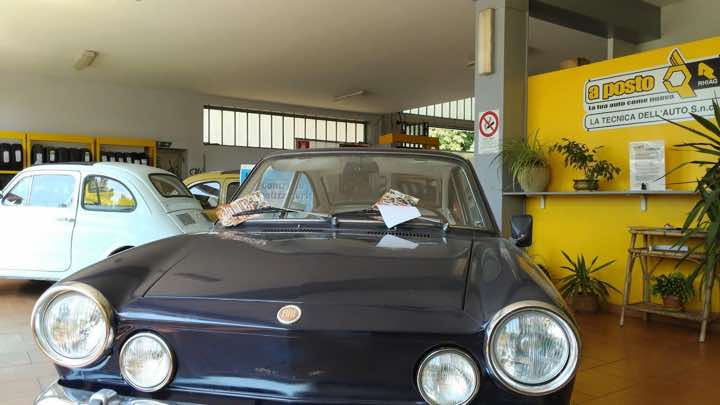 Auto d’epoca nera nel salone