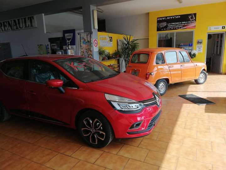 Auto rossa nel salone