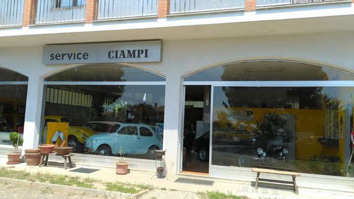 Le vetrine del salone su strada